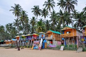 Những túp lều trên bãi biển Goa trong chuyến du lịch theo nhóm ở Ấn Độ