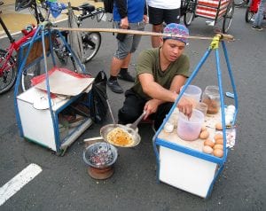 Kerak Telor wird an einem Streetfood-Stand hergestellt