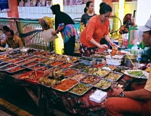 Speisen werden auf dem Jakarta Street Food Market serviert